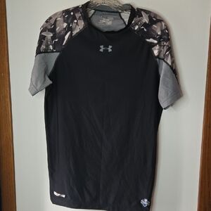 Under Armour Men's Black and Gray Tee with Camo Sleeves Compression